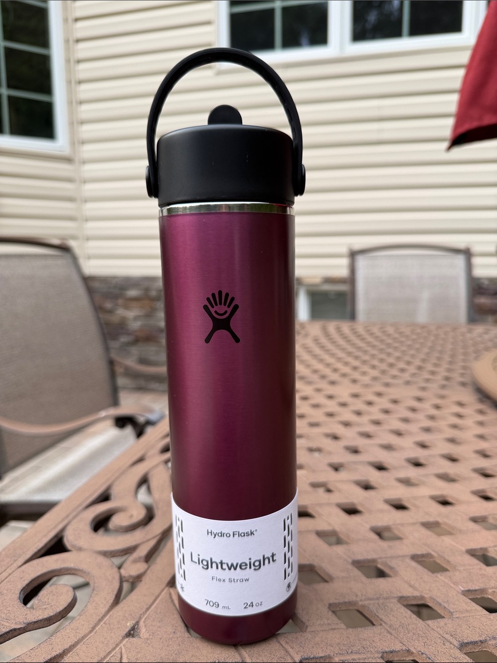 NWT - Hydro Flask 24oz “Lightweight” Wide Flex Straw Cap Bottle